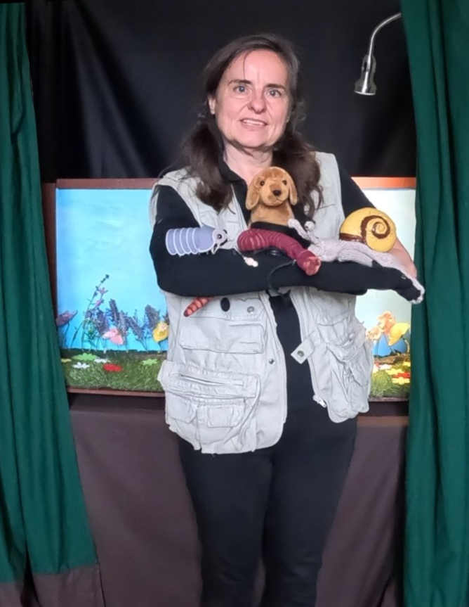 Magos Laros Porträt Anna mit Handpuppen